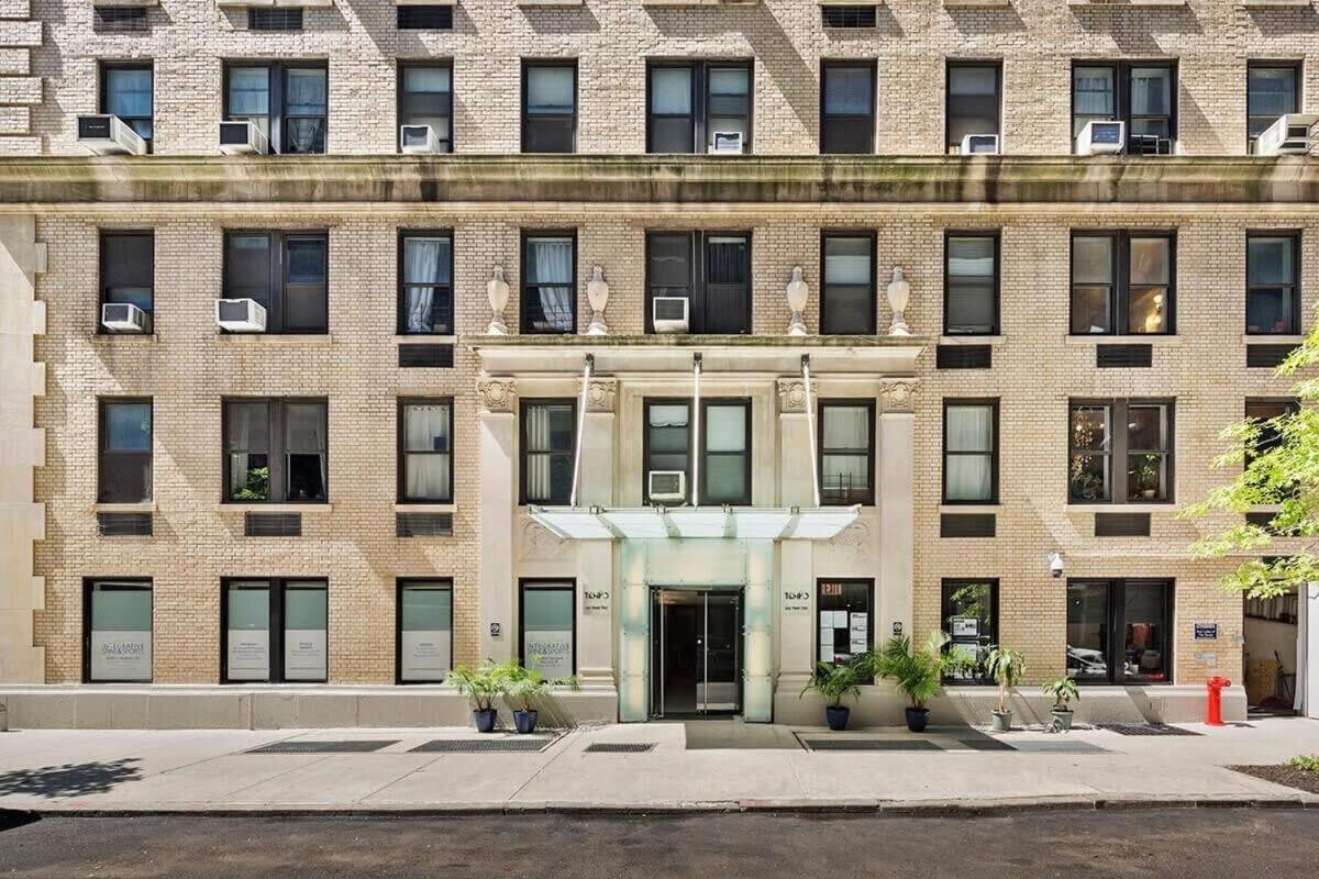 73-318 New Uws Doorman Gym Nova York